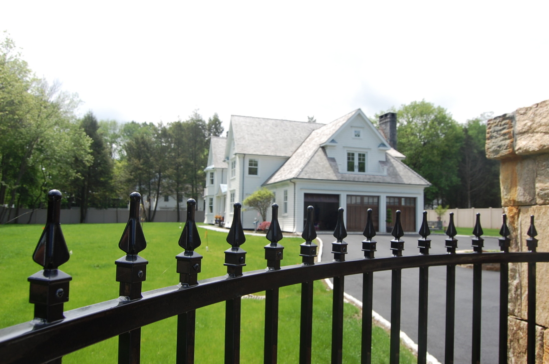 lyndale_manor_drivway_fence_2011-05-20-201-1600x1061-1100x729.jpg